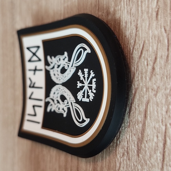 Iceland dragon head magnet and Thor's hammer necklace - Picture 6 of 6